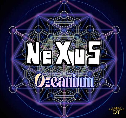 Das Bild zeigt die Worte „NeXuS“ in großen, auffälligen Buchstaben oben und „Ozeanium“ in stilisierter Schrift darunter, umgeben von geometrischen Mustern und hellen Farben auf einem dunklen Hintergrund. Die Gestaltung vermittelt ein Gefühl von Verbindung und Harmonie.